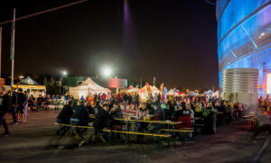 Zdjęcie z festiwalu, uczestnicy festiwalu na esplanadzie nocą