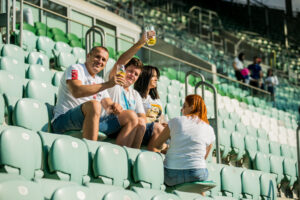 Zdjęcie z festiwalu, uczestnicy festiwalu siedzący na trybunie stadionu wrocław
