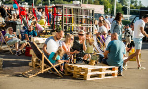 Zdjęcie uczestników festiwalu siedzących na leżakach