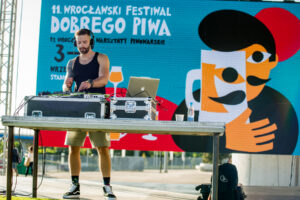 Zdjęcie DJa grającego na scenie festiwalowej